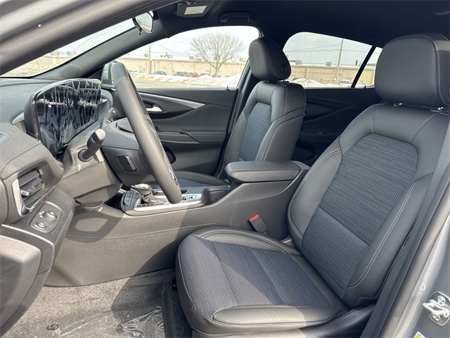 Buick Envista Vehicle Full-screen Gallery Image 11