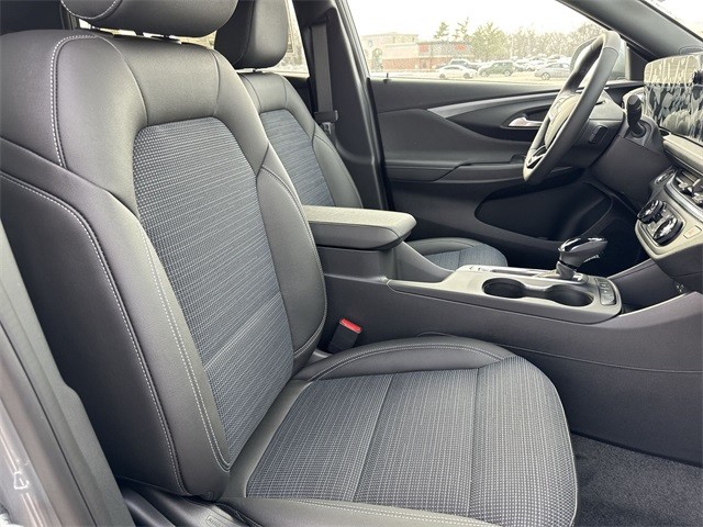 Buick Envista Vehicle Full-screen Gallery Image 23