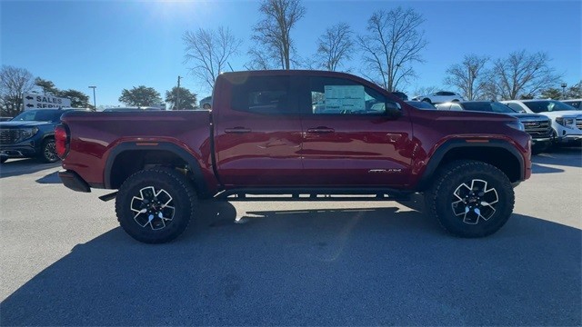 GMC Canyon Vehicle Full-screen Gallery Image 09