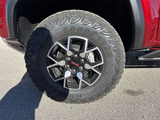 GMC Canyon Vehicle Full-screen Gallery Image 10