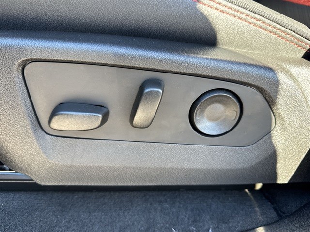 GMC Canyon Vehicle Full-screen Gallery Image 12