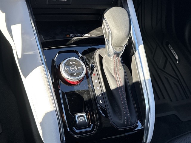 GMC Canyon Vehicle Full-screen Gallery Image 20