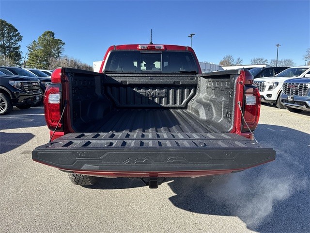 GMC Canyon Vehicle Full-screen Gallery Image 24