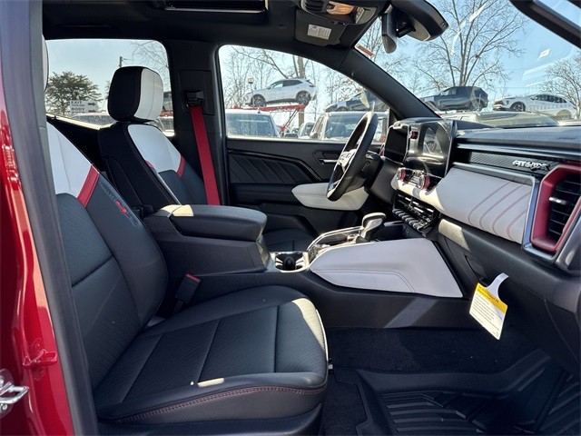 GMC Canyon Vehicle Full-screen Gallery Image 25