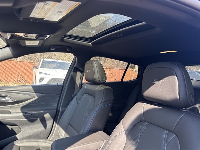 Buick Envista Vehicle Full-screen Gallery Image 21