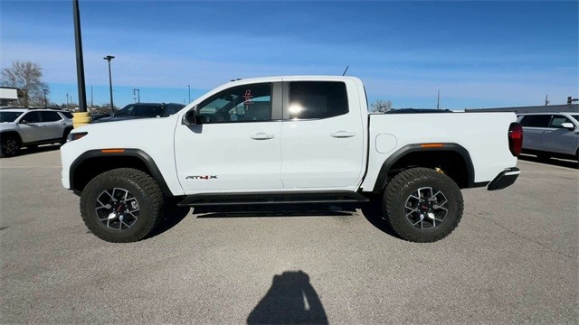 GMC Canyon Vehicle Full-screen Gallery Image 05