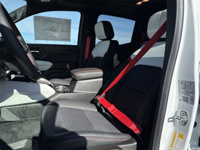 GMC Canyon Vehicle Full-screen Gallery Image 11