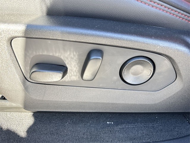 GMC Canyon Vehicle Full-screen Gallery Image 12