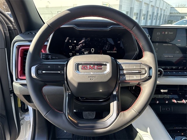 GMC Canyon Vehicle Full-screen Gallery Image 14