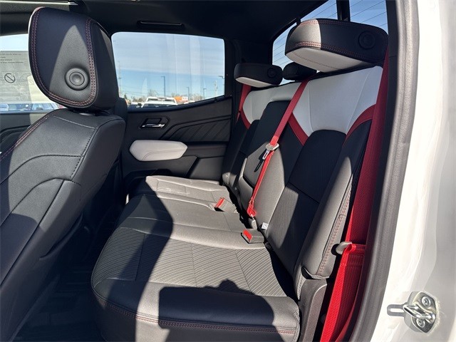 GMC Canyon Vehicle Full-screen Gallery Image 23