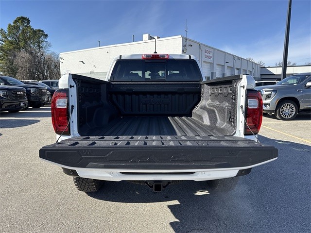 GMC Canyon Vehicle Full-screen Gallery Image 24