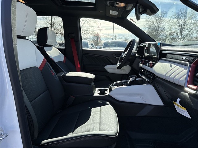 GMC Canyon Vehicle Full-screen Gallery Image 25