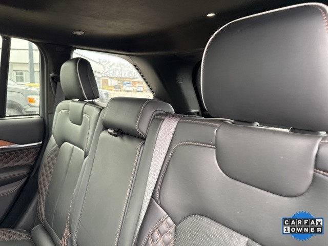 Jeep Grand Cherokee Vehicle Full-screen Gallery Image 11