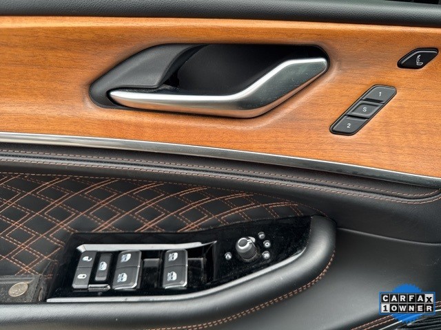 Jeep Grand Cherokee Vehicle Full-screen Gallery Image 15