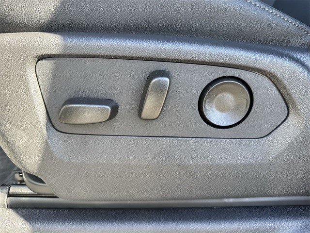 GMC Sierra 1500 Vehicle Full-screen Gallery Image 12