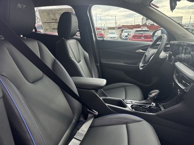 Buick Encore GX Vehicle Full-screen Gallery Image 23