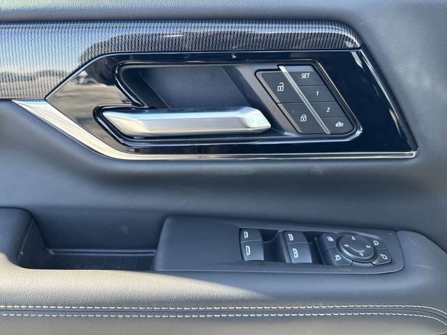 GMC Yukon XL Vehicle Full-screen Gallery Image 13