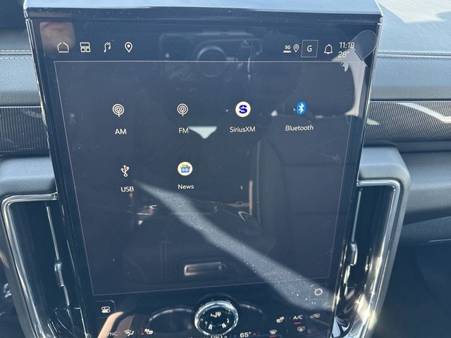 GMC Yukon XL Vehicle Full-screen Gallery Image 16