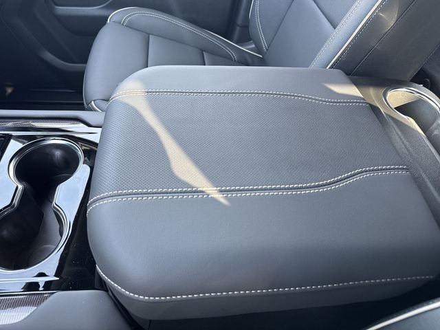 GMC Yukon XL Vehicle Full-screen Gallery Image 21