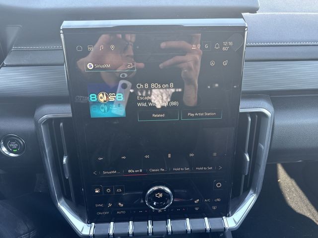 GMC Acadia Vehicle Full-screen Gallery Image 16