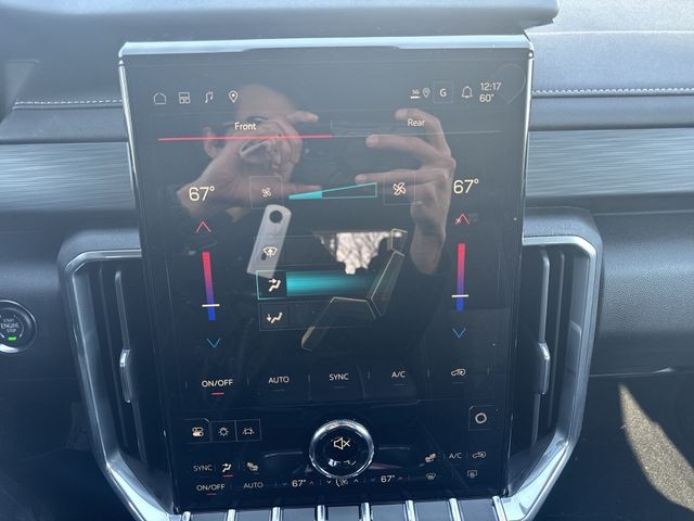 GMC Acadia Vehicle Full-screen Gallery Image 19