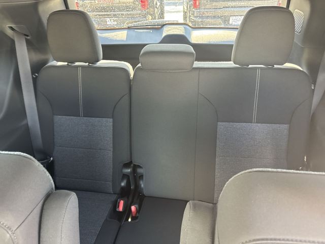 GMC Acadia Vehicle Full-screen Gallery Image 24