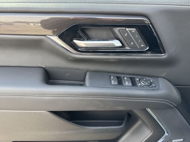 GMC Yukon XL Vehicle Full-screen Gallery Image 13