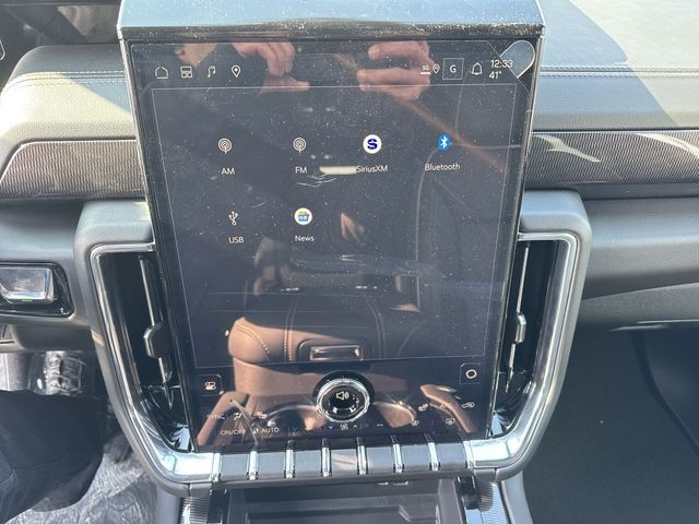 GMC Yukon XL Vehicle Full-screen Gallery Image 16