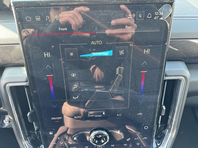 GMC Yukon XL Vehicle Full-screen Gallery Image 19