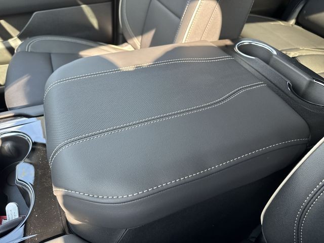 GMC Yukon XL Vehicle Full-screen Gallery Image 21