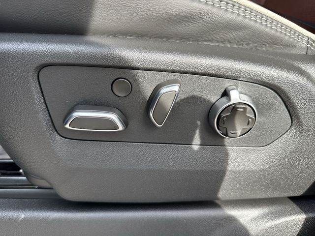 GMC Sierra 1500 Vehicle Full-screen Gallery Image 12