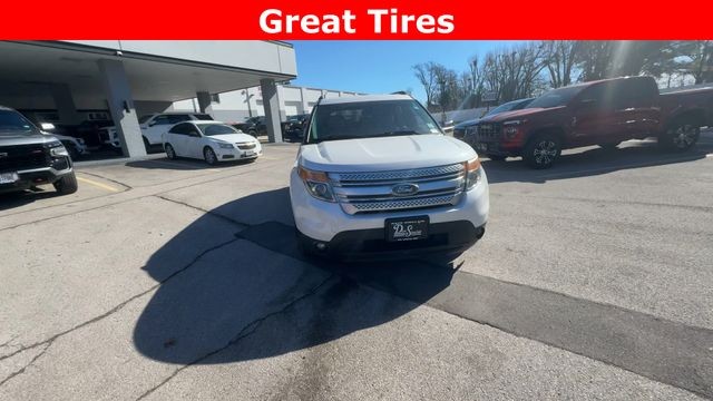 Ford Explorer Vehicle Full-screen Gallery Image 03