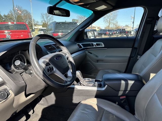 Ford Explorer Vehicle Full-screen Gallery Image 13