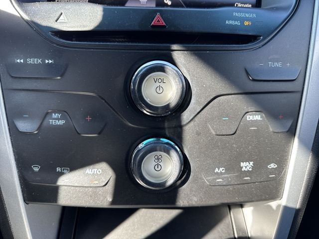 Ford Explorer Vehicle Full-screen Gallery Image 19