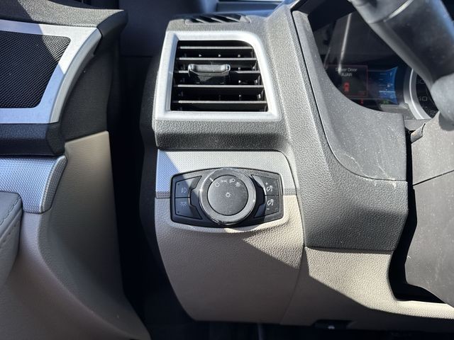 Ford Explorer Vehicle Full-screen Gallery Image 21