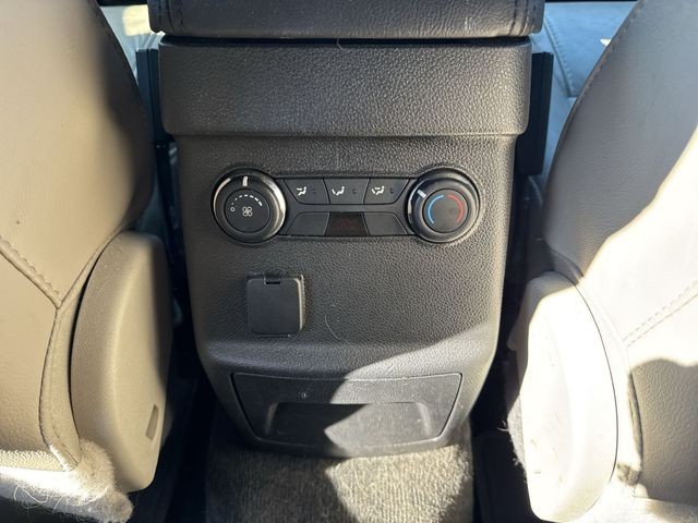 Ford Explorer Vehicle Full-screen Gallery Image 24