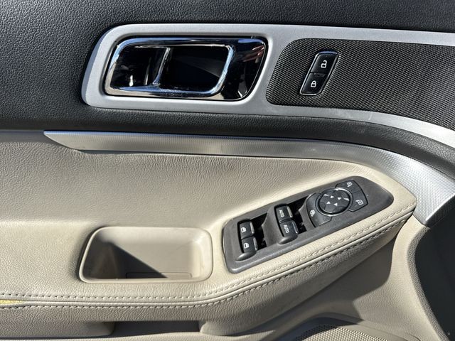 Ford Explorer Vehicle Full-screen Gallery Image 25