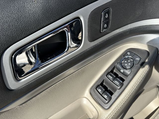 Ford Explorer Vehicle Full-screen Gallery Image 26