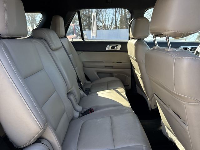 Ford Explorer Vehicle Full-screen Gallery Image 29