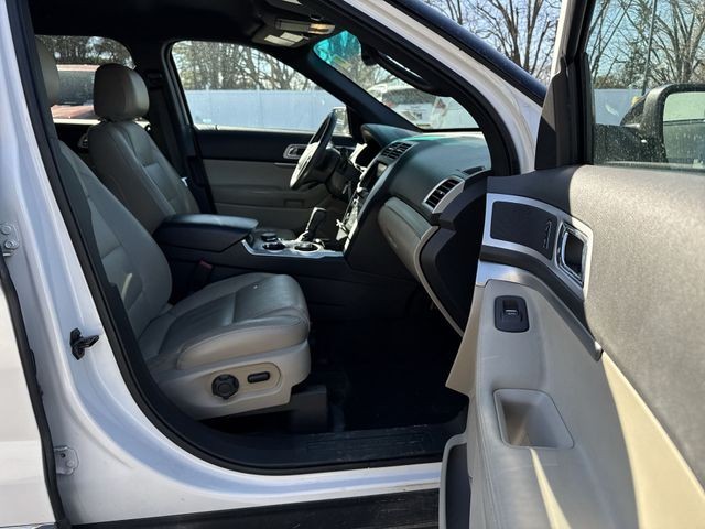 Ford Explorer Vehicle Full-screen Gallery Image 31