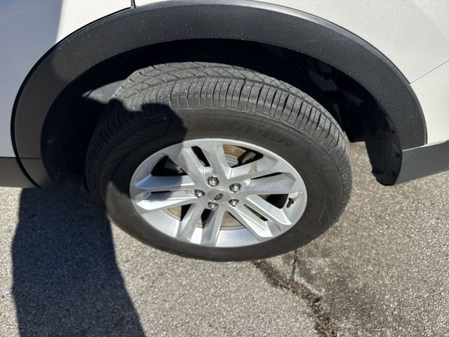 Ford Explorer Vehicle Full-screen Gallery Image 35