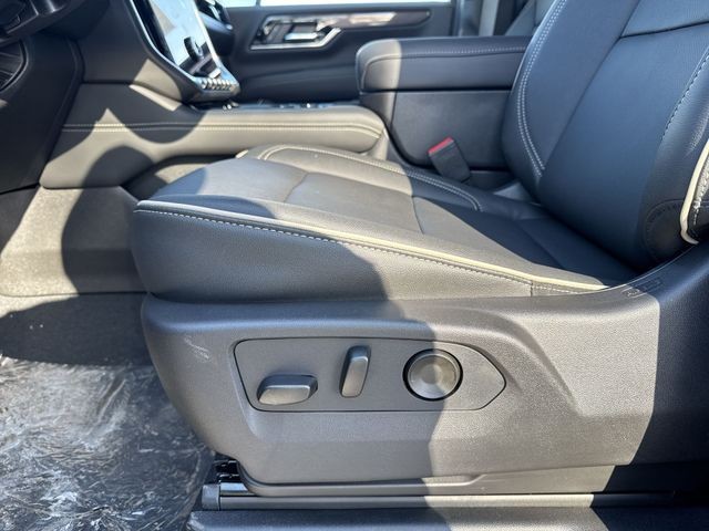 GMC Yukon XL Vehicle Full-screen Gallery Image 12