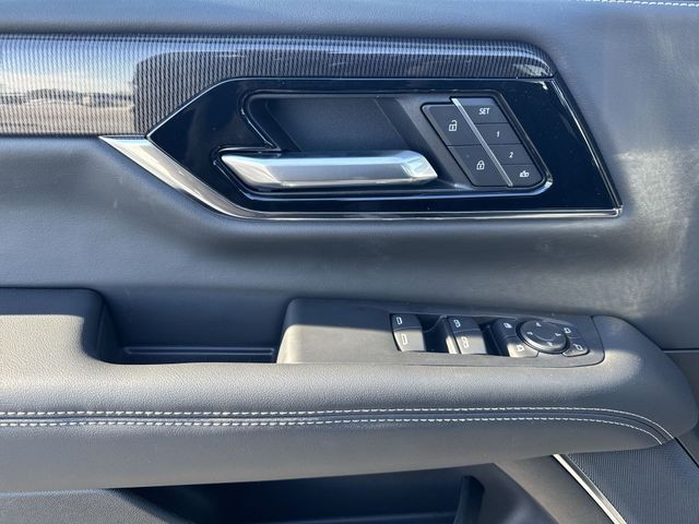 GMC Yukon XL Vehicle Full-screen Gallery Image 13