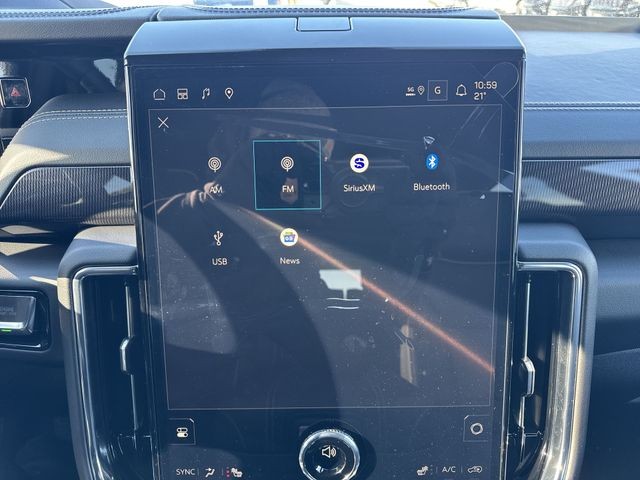 GMC Yukon XL Vehicle Full-screen Gallery Image 16