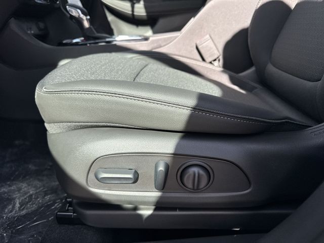 Buick Encore GX Vehicle Full-screen Gallery Image 12