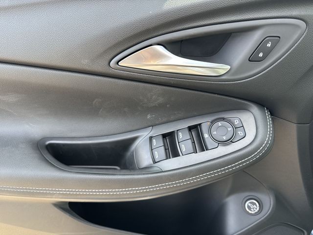 Buick Encore GX Vehicle Full-screen Gallery Image 13
