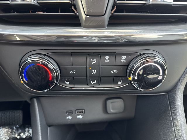 Buick Encore GX Vehicle Full-screen Gallery Image 18