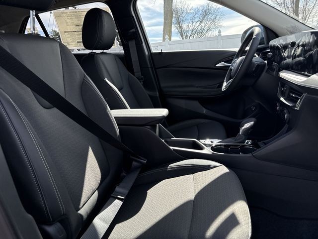 Buick Encore GX Vehicle Full-screen Gallery Image 23