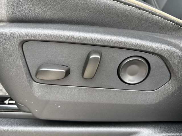 GMC Yukon Vehicle Full-screen Gallery Image 12