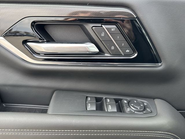 GMC Yukon Vehicle Full-screen Gallery Image 13